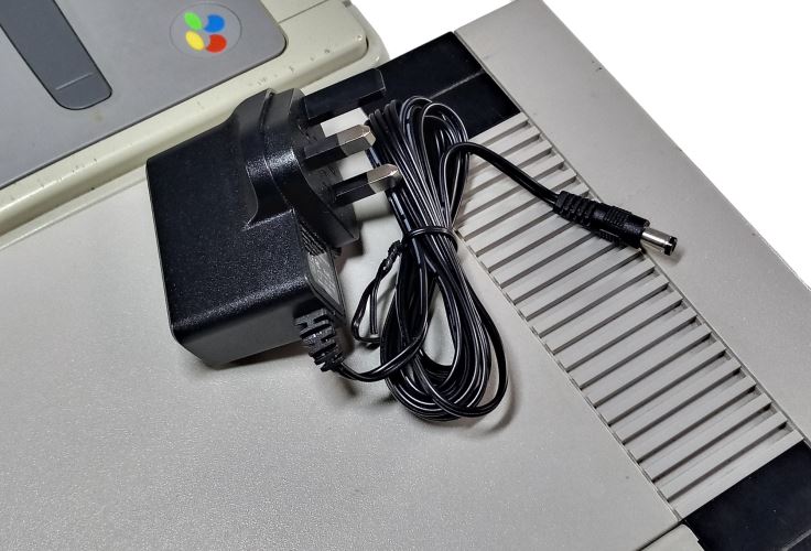 Regulated power supply for Nintendo NES and Super NES (PAL) with UK plug